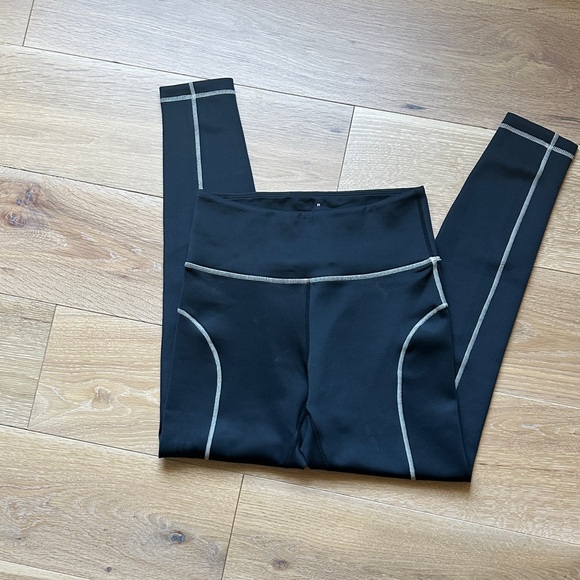 Tan & Lines Black Athletic Leggings with Contrast Stitching never worn - Picture 4 of 4